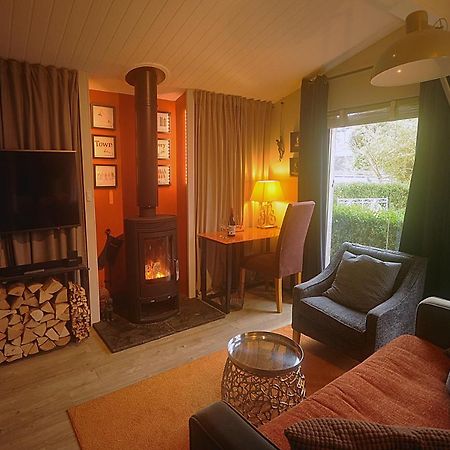 The Cabin Cheltenham Extérieur photo