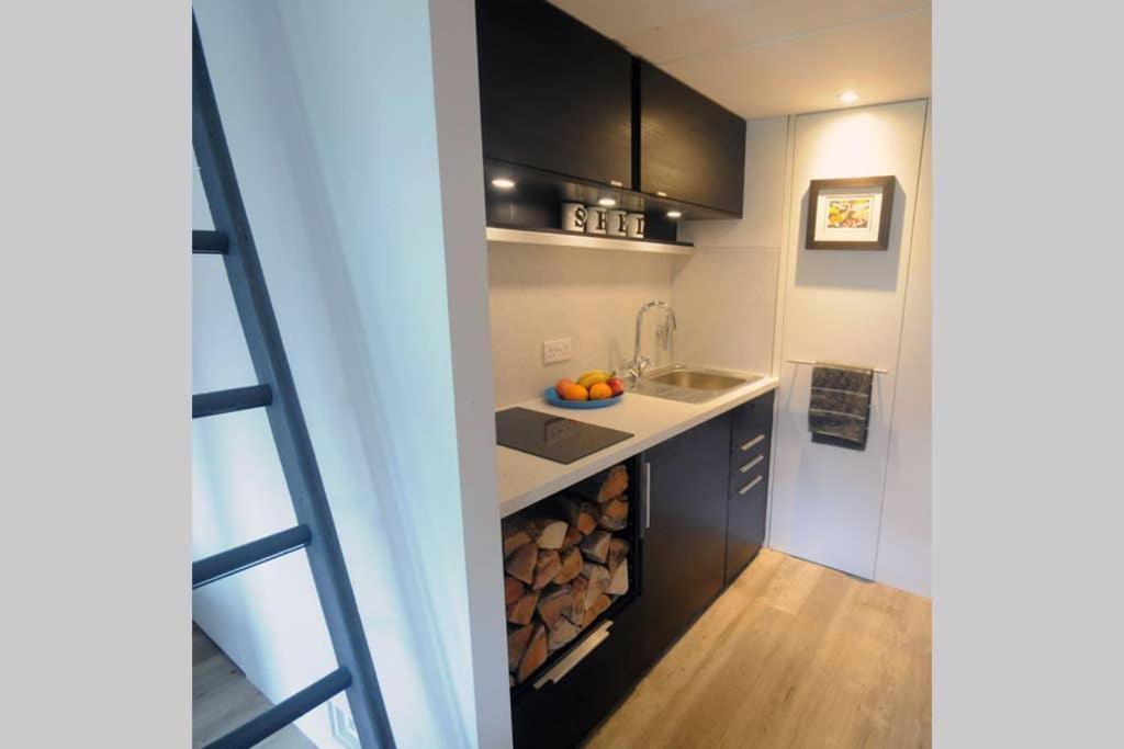 The Cabin Cheltenham Extérieur photo