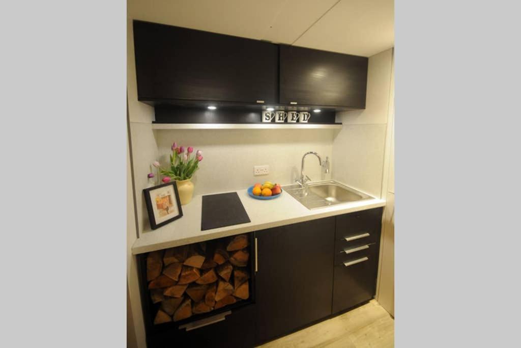 The Cabin Cheltenham Extérieur photo