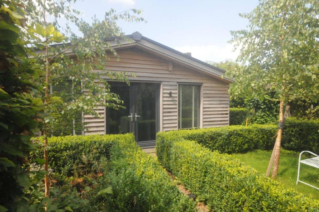 The Cabin Cheltenham Extérieur photo
