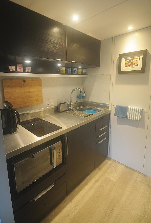 The Cabin Cheltenham Extérieur photo